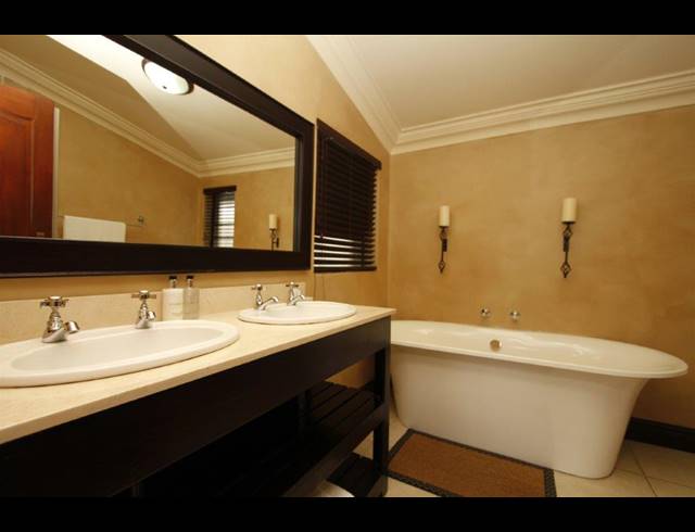 8 BEDROOM BED & BREAKFAST FOR SALE IN UMHLANGA CENTRAL
